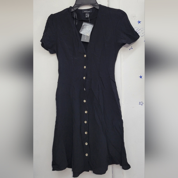 New Look Dresses & Skirts - NWT New Look Women's Dress Black Front Buttons Short Sleeves V Neck Size 2